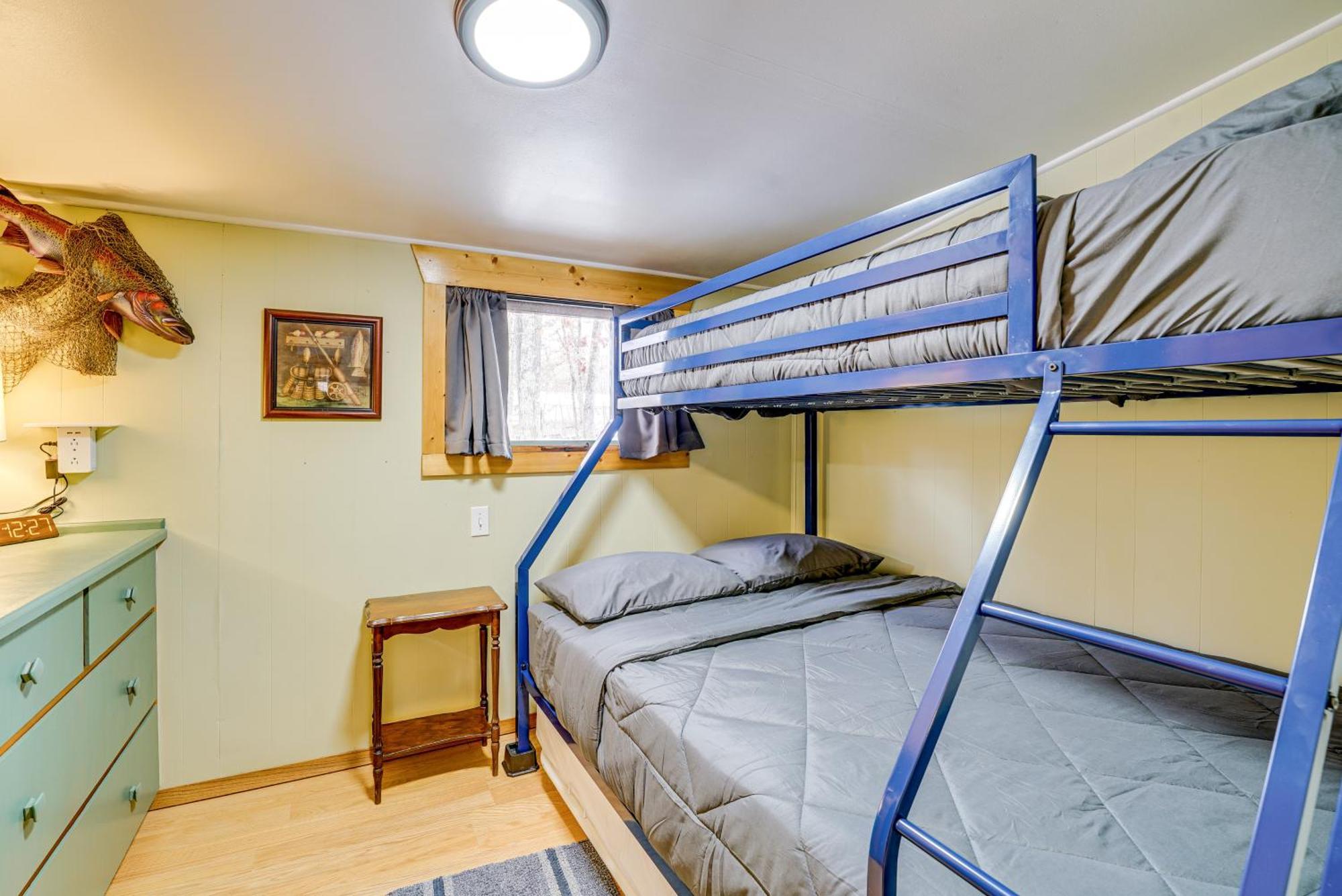 Pet-Friendly Irons Cottage About 4 Mi To Sand Lake! Ngoại thất bức ảnh