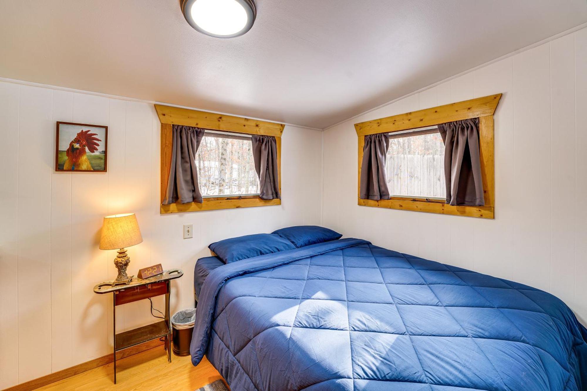Pet-Friendly Irons Cottage About 4 Mi To Sand Lake! Ngoại thất bức ảnh