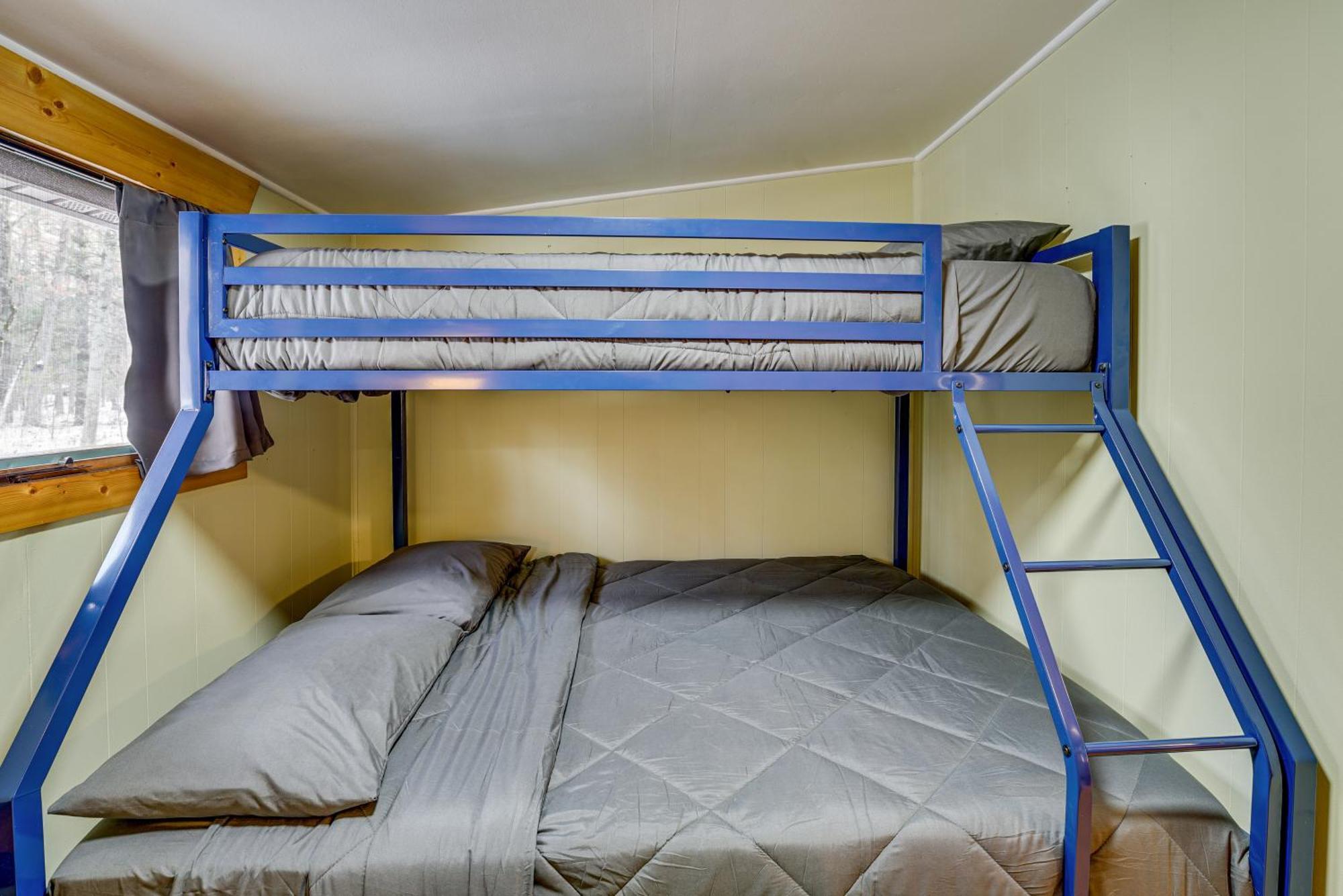Pet-Friendly Irons Cottage About 4 Mi To Sand Lake! Ngoại thất bức ảnh