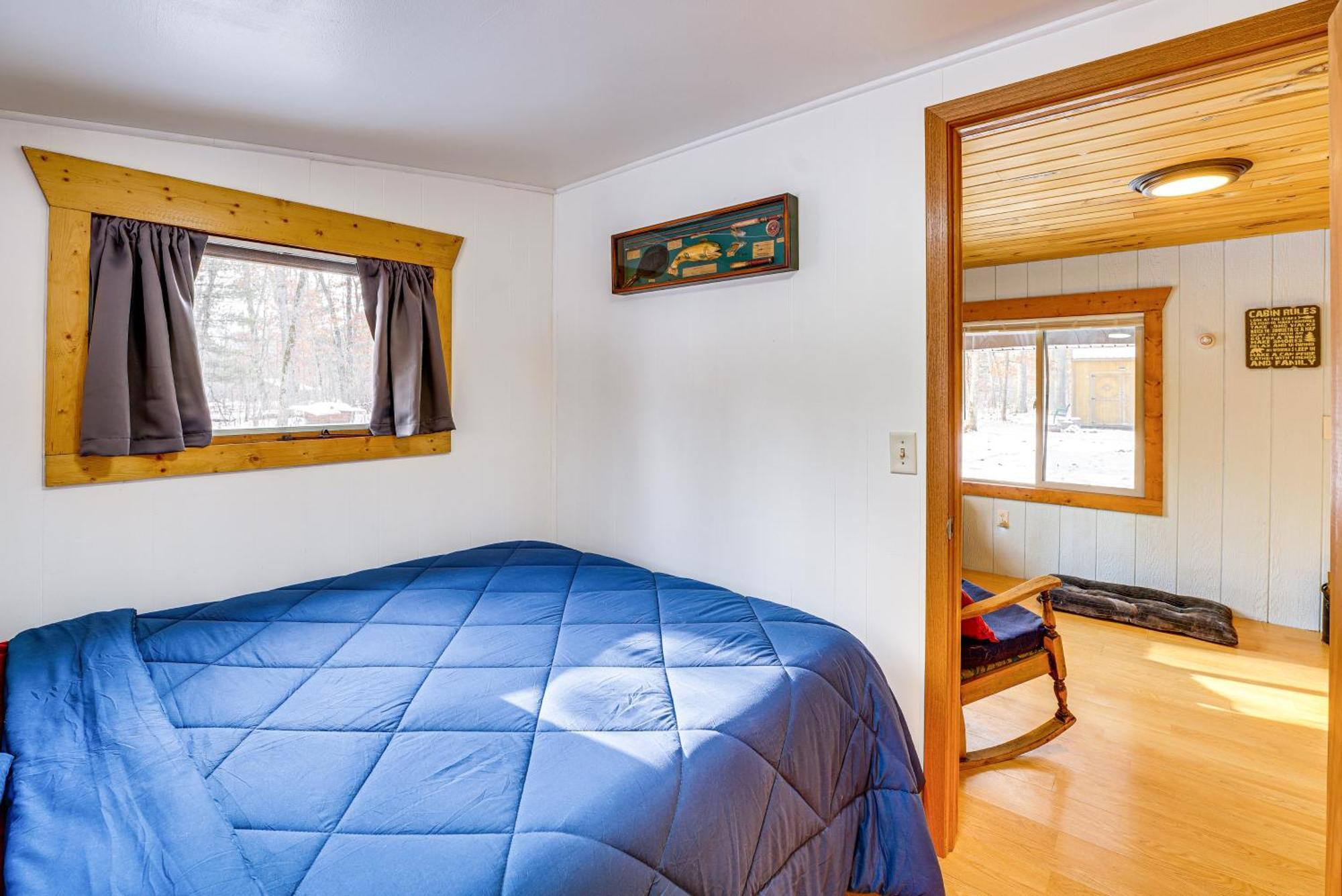 Pet-Friendly Irons Cottage About 4 Mi To Sand Lake! Ngoại thất bức ảnh