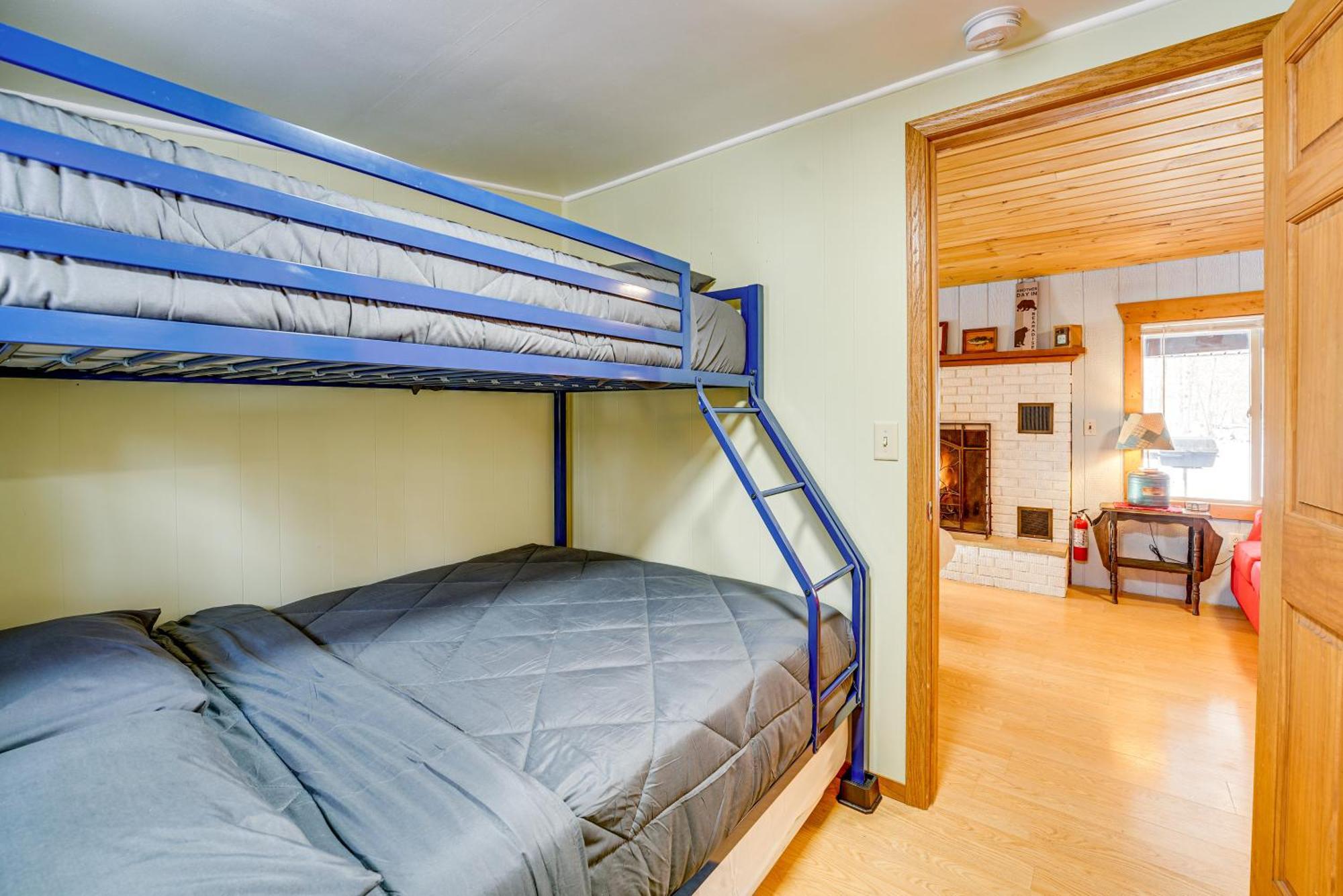 Pet-Friendly Irons Cottage About 4 Mi To Sand Lake! Ngoại thất bức ảnh