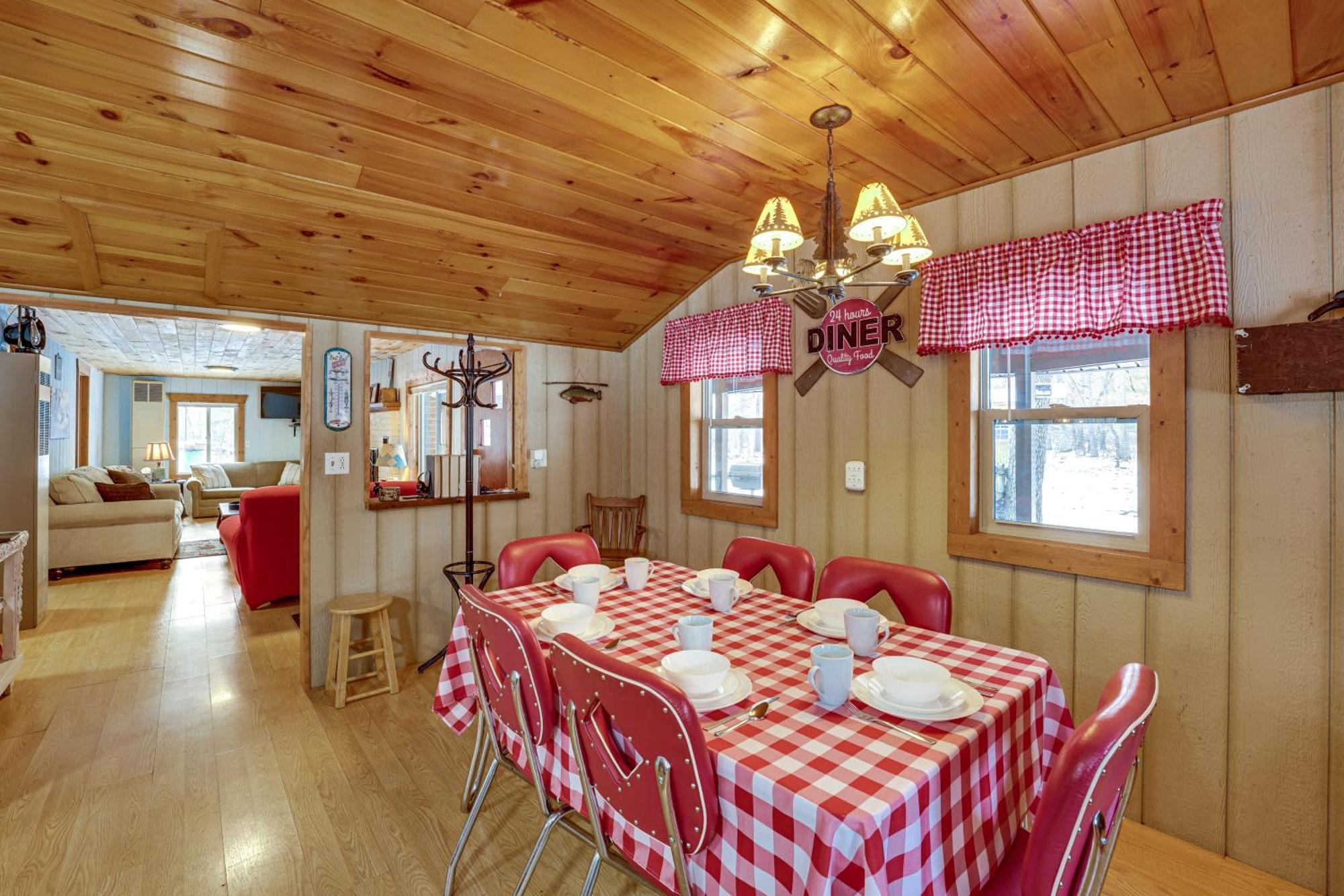 Pet-Friendly Irons Cottage About 4 Mi To Sand Lake! Ngoại thất bức ảnh