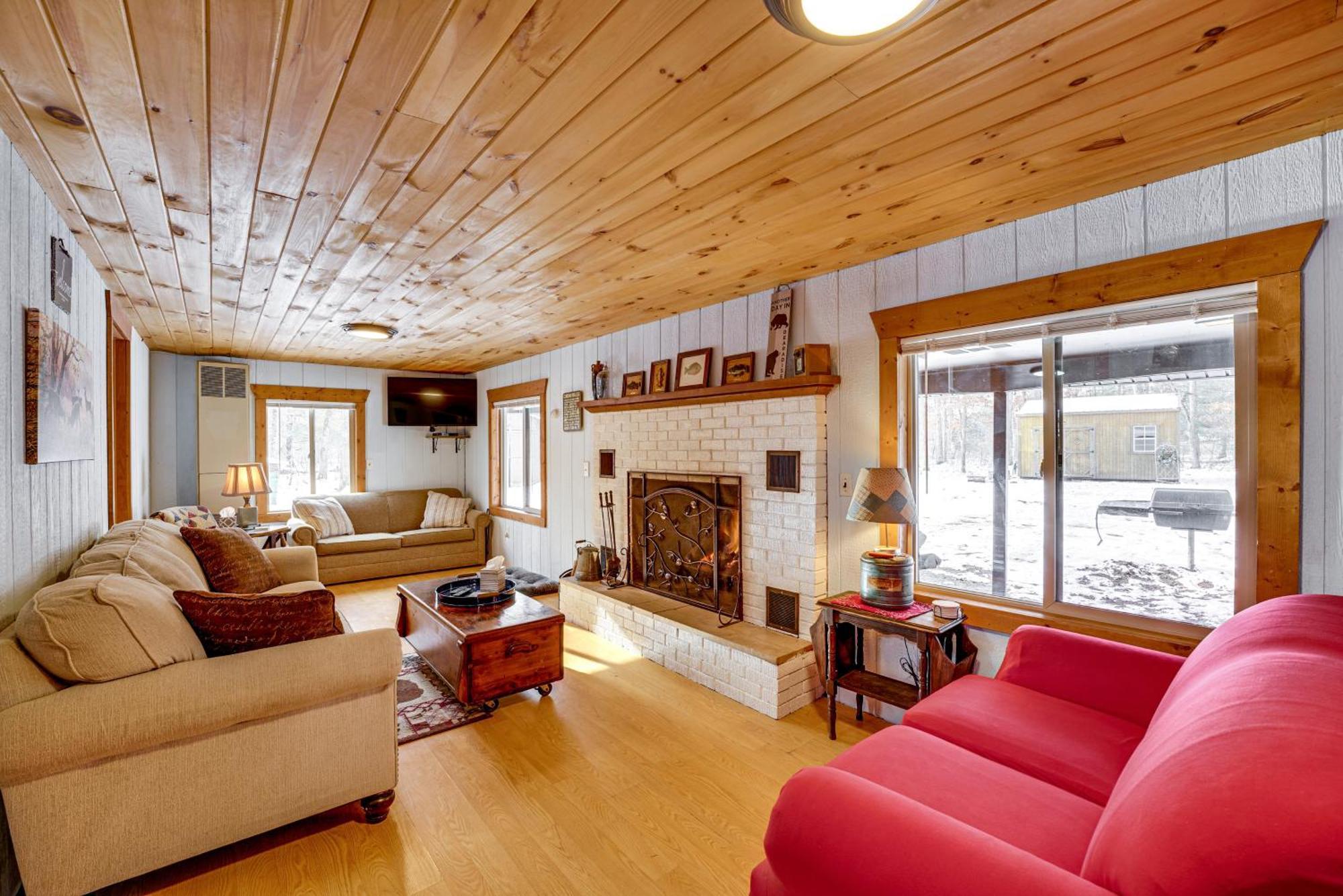 Pet-Friendly Irons Cottage About 4 Mi To Sand Lake! Ngoại thất bức ảnh