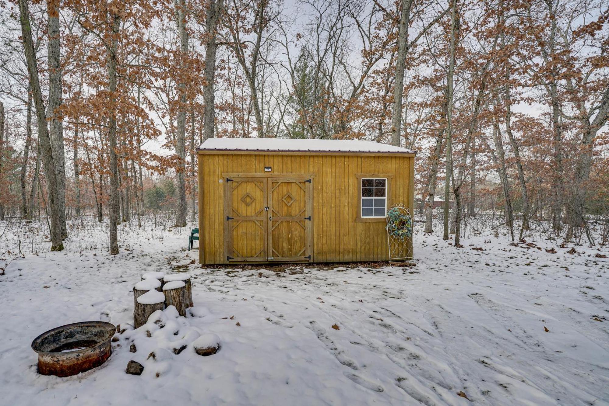 Pet-Friendly Irons Cottage About 4 Mi To Sand Lake! Ngoại thất bức ảnh