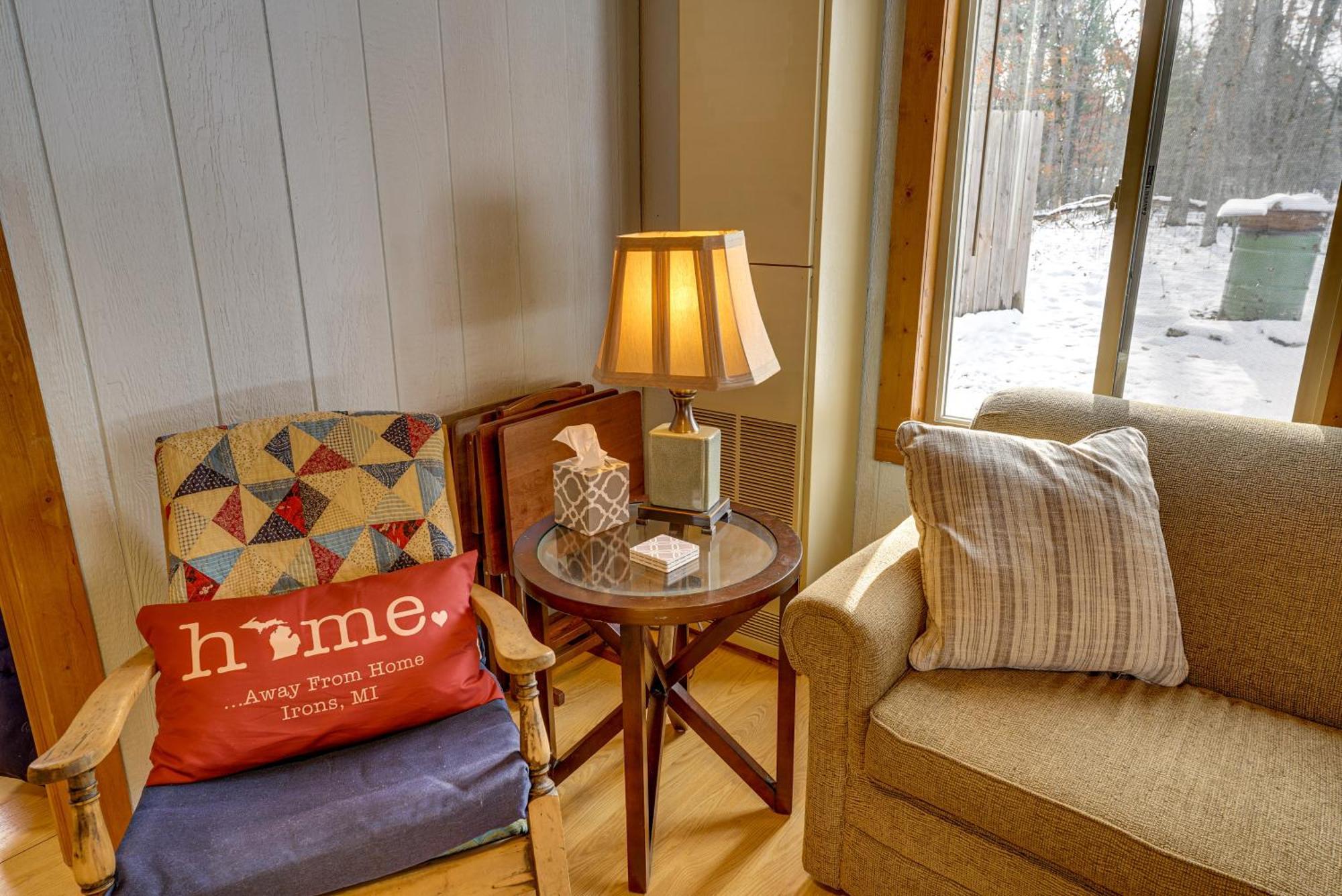 Pet-Friendly Irons Cottage About 4 Mi To Sand Lake! Ngoại thất bức ảnh