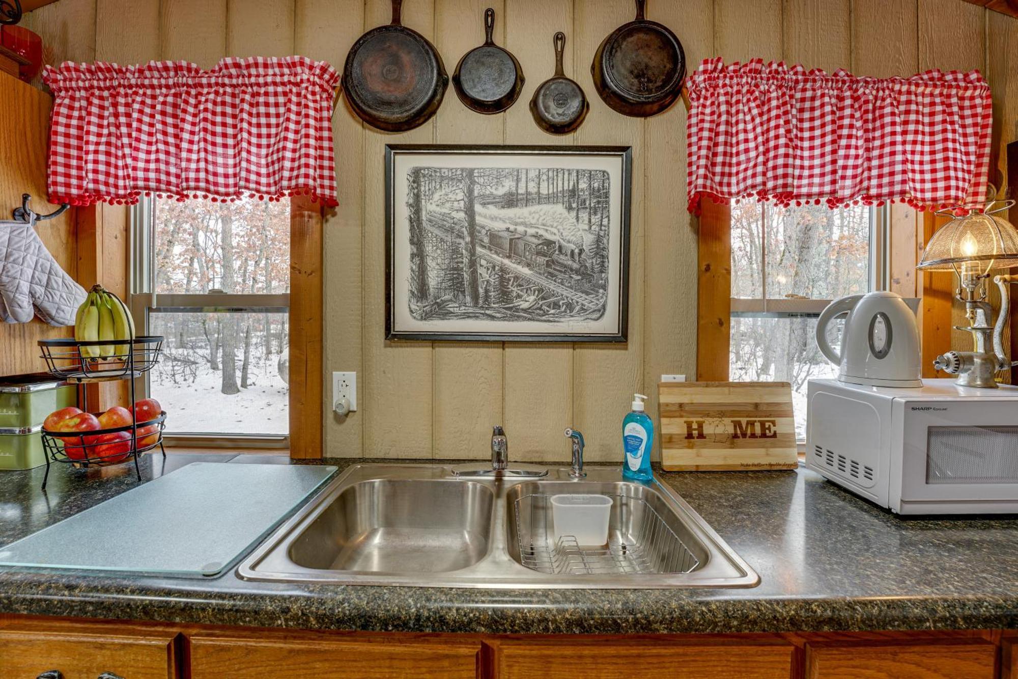 Pet-Friendly Irons Cottage About 4 Mi To Sand Lake! Ngoại thất bức ảnh