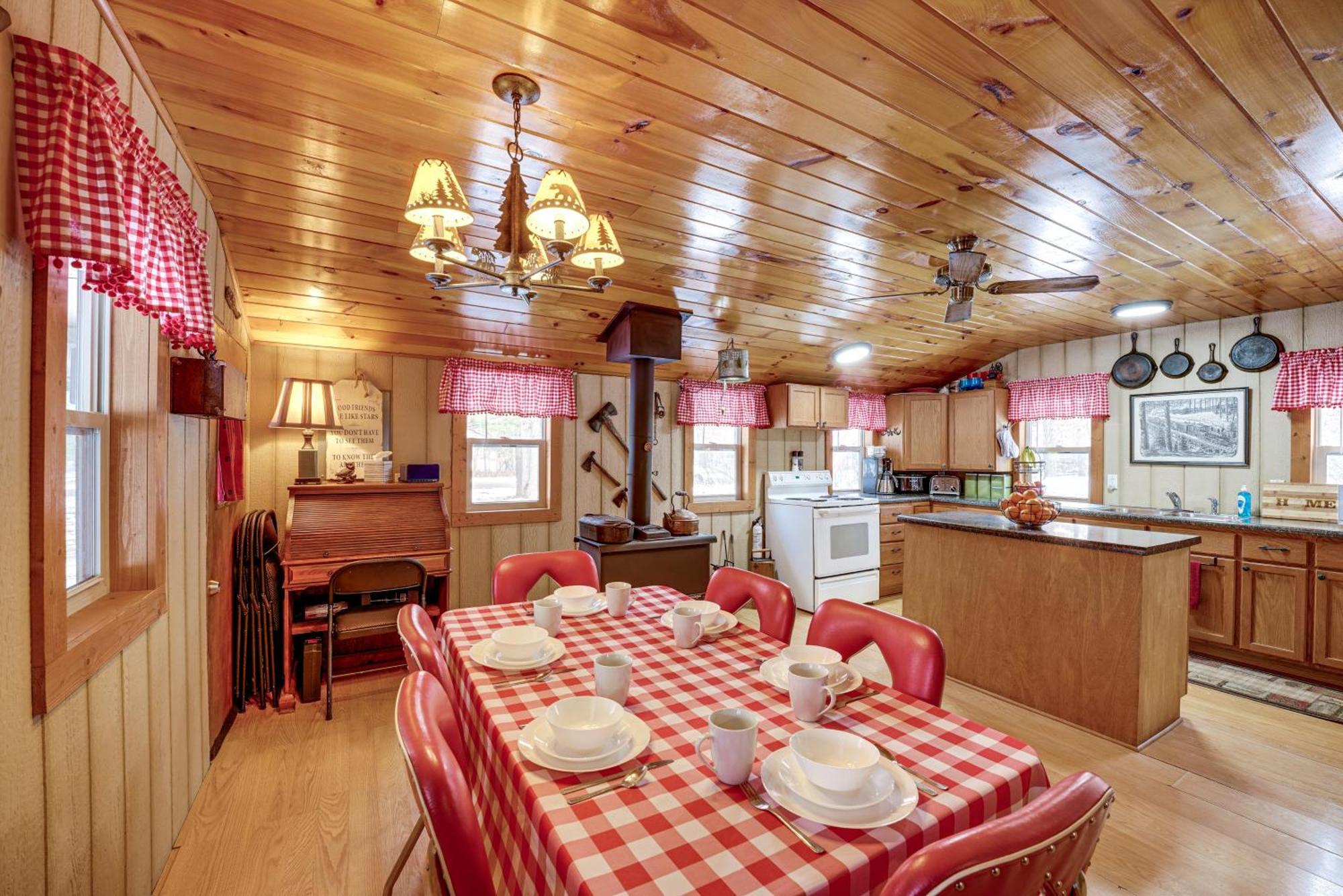 Pet-Friendly Irons Cottage About 4 Mi To Sand Lake! Ngoại thất bức ảnh